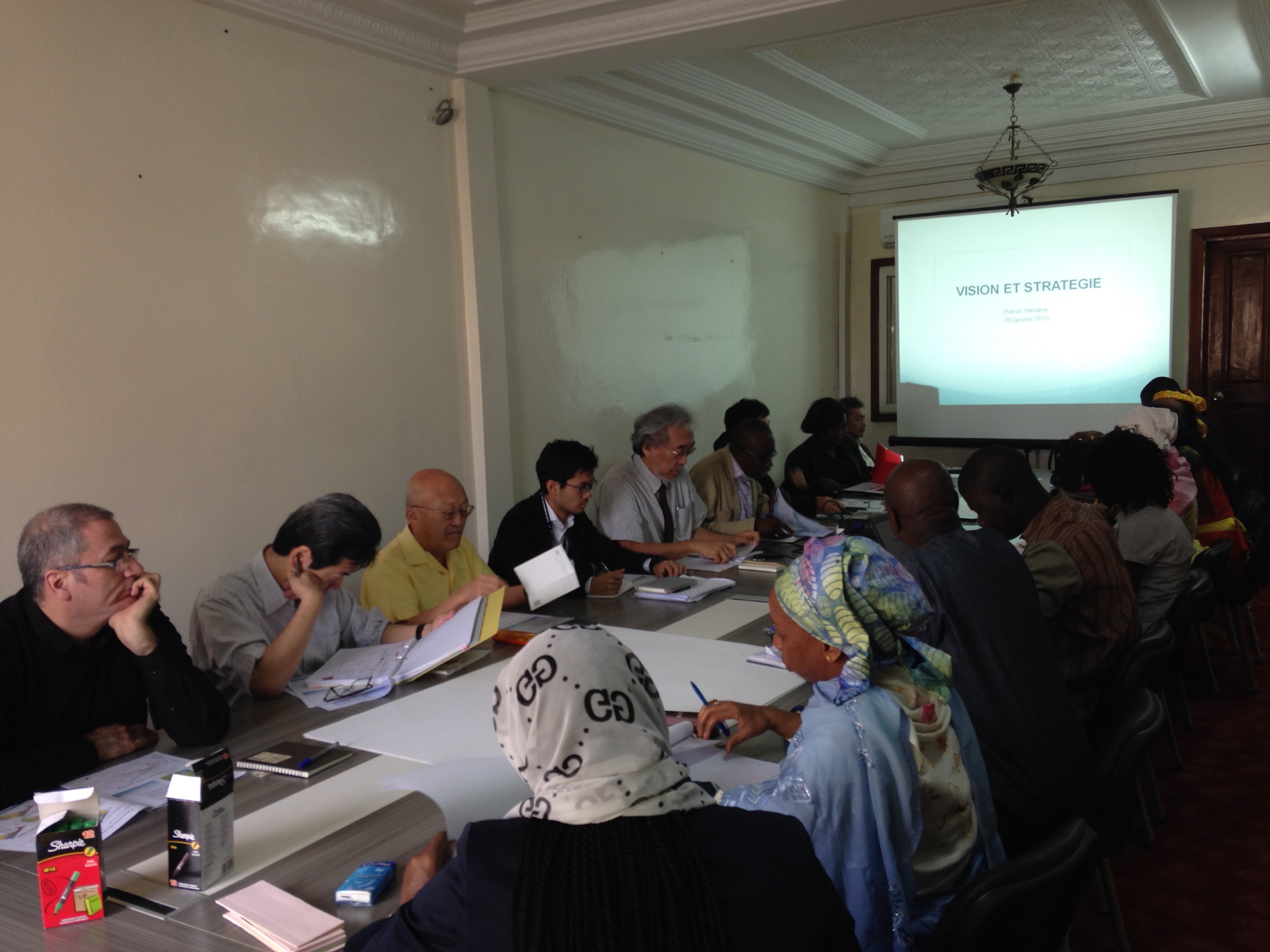 セネガル政府職員との定例会議。セネガル政府のカウンタパートと調査団による定例会議は、プロジェクト期間を通じて毎週開催されました。調査の進捗状況、課題、計画方針などが定例会議で協議されました。