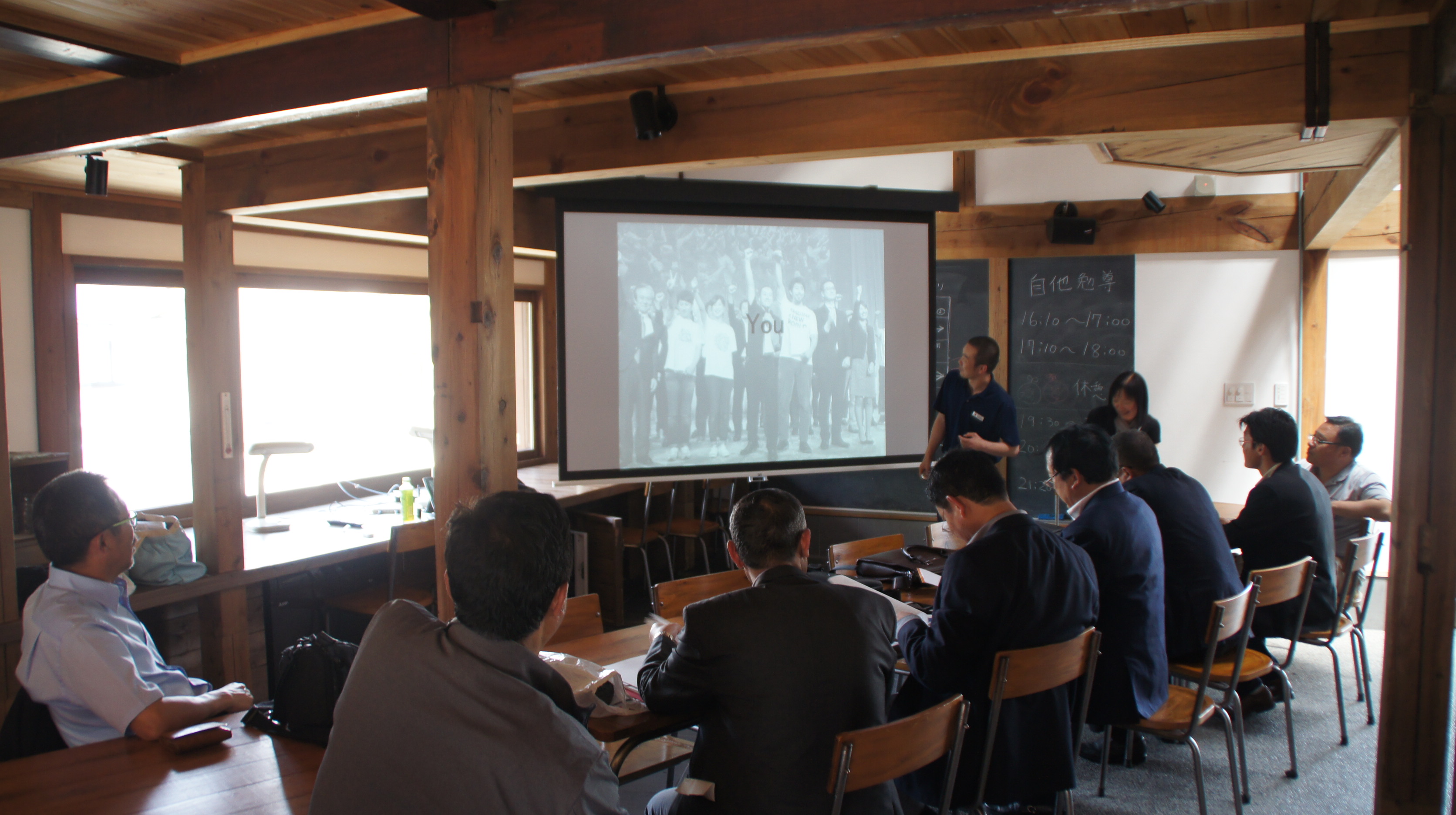 日本で過疎化対策についての講義を受けるカウンターパート
